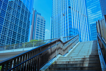 歩道橋　オフィス街