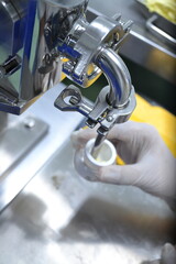 Semi-automatic cream filling machine Can contain liquids such as food, vegetable oil, shampoo, cream and lotion. Can be used for pharmaceuticals, cosmetics, food. chemical industry etc.

