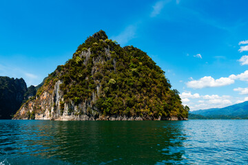 Obraz premium Tropical rainforest Mountain peak in Thailand, Beautiful archipelago islands Thailand Scenic mountains in the lake in Khao Sok National Park, Amazing nature landscape
