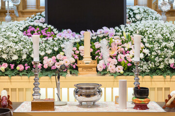 日本の葬式の花祭壇