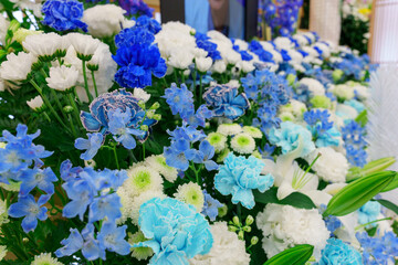 日本の葬式の花祭壇