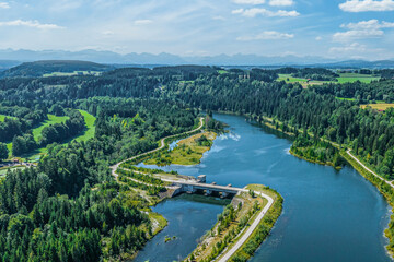 Das Lechtal im bayerischen Alpenvorland zwischen Schongau und Landsberg im Luftbild, Blick zur...