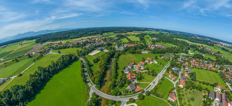 Die Region um den Ort Traunwalchen im Chiemgau von oben