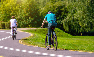 Naklejka premium Cyclist ride on the bike path in the city Park 