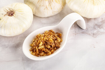 Dried roasted onion flakes for culinary