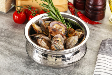 Raw vongole clams for cooking