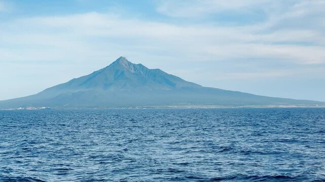 利尻富士を眺めながらフェリーで海峡を渡る