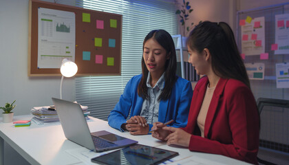 Obraz premium Female company employees and coworkers work together in the office Talking and giving advice Consult on management guidelines, calculations, recording data for meetings and summarizing income results.