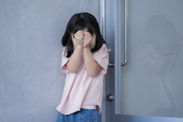 ビックリして顔を隠す、いじめなどの子供のイメージ　顔無し