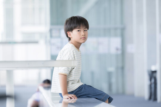 小学校の校舎で振り返る男の子のカメラ目線