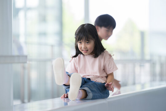綺麗な学校の校舎で遊ぶ子供