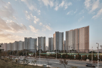Fototapeta premium Sunset Light Over New Apartment Development and Skyline