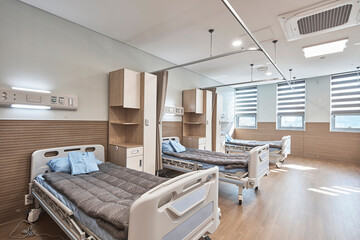 複数のベッドがある病院の病室の内部 