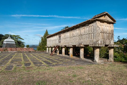 H&oacute;rreo tradicional no Pazo de Louriz&aacute;n um patrim&oacute;nio arquitet&oacute;nico da Gal&iacute;cia em Espanha