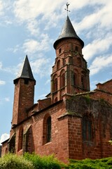 Obraz premium l’église Saint-Pierre du village de Collonges-la-Rouge en Corrèze