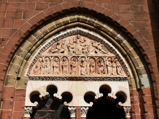 Le tympan au-dessus du portail de l’église Saint-Pierre du village de Collonges-la-Rouge en...