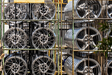 積み上げられた自動車のアルミホイール