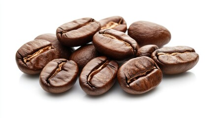 Obraz premium A close-up of a pile of roasted coffee beans isolated on a white background.
