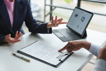 Managers, personnel executives who interview and deliver job application documents Contract recruitment and business employment Sending resumes to check backgrounds and recruiting personnel.