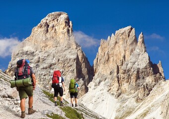 Obraz premium Plattkofel and Grohmannspitze with tourists