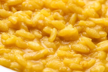 Primo piano di delizioso tradizionale risotto alla milanese, cibo italiano 