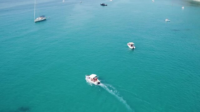 Ripresa video di barche a motore sulle acque del mare turchese di Tropea Italia in Calabria