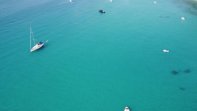 Barche a vela dall'alto - Ripresa video aerea in 4K sul mare turchese di una delle spiagge tropicali 