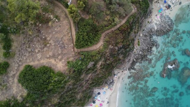 Paradiso del sub - La spiaggia paradiso del sub si trova a Tropea, questa ripresa video dall'alto in 4k svela tutta la sua bellezza