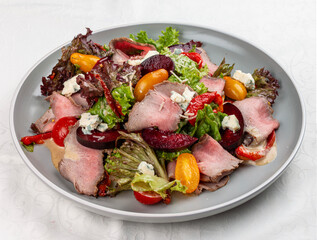 Roast beef salad with cherry tomatoes and orange