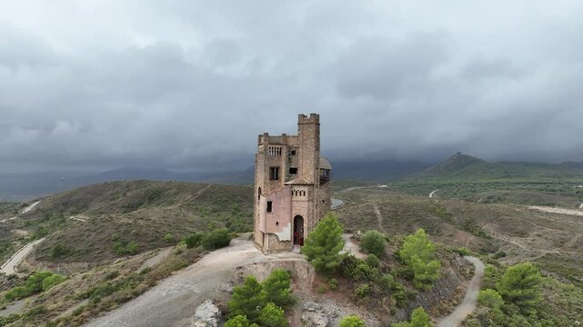 El Castillo de la Mota en Alhaur&iacute;n el Grande en un d&iacute;a oscuro de lluvia