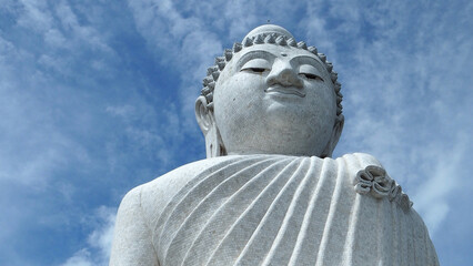 Obraz premium buddha statue with blue sky