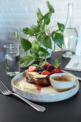 Tostada con queso y frutos rojos