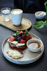 Desayuno con tostada y café