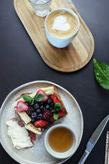 Desayuno con café y tostada