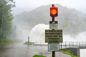 Kontrolliertes Ablassen von Wasser beim Staudamm Klaus