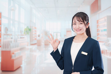 化粧品店で働く若い女性