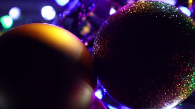 Una toma de cerca de bolas de navidad rodeada con luces de colores. Decoraci&oacute;n de navidad y fin de a&ntilde;o
