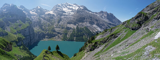 Magnifique vue panoramique sur le lac Oeschinensee et les montagnes avoisinantes
