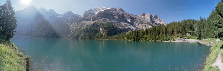 Magnifique vue panoramique sur le lac Oeschinensee et les montagnes avoisinantes