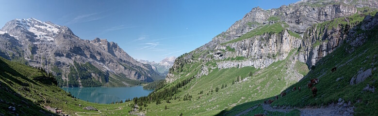 Magnifique vue panoramique sur le lac Oeschinensee et les montagnes avoisinantes