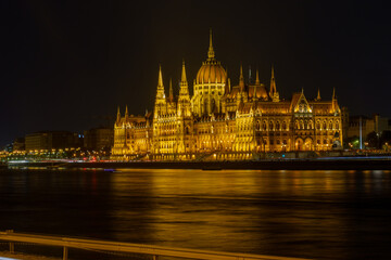 Fototapeta premium Hungarian Parliament Building at Night
