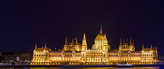 Fototapeta premium Hungarian Parliament Building at Night