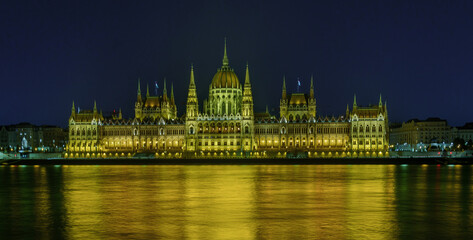 Fototapeta premium Hungarian Parliament Building at Night