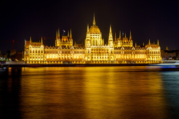 Naklejka premium Hungarian Parliament Building at Night