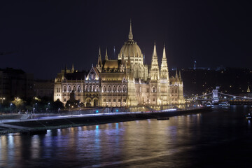 Obraz premium Hungarian Parliament Building at Night