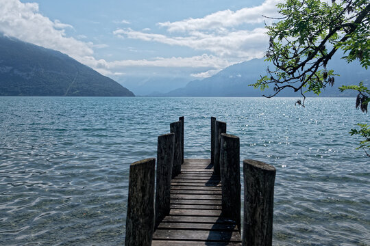 Ponton en bois sur pilotis au lac de Thoune en Suisse