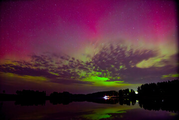 Naklejka premium beautiful northern lights in the lake box on a clear autumn night