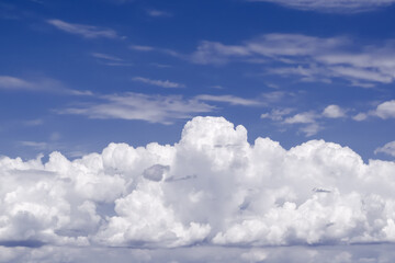 Obraz premium Cumulus Cloudscape Over Madrid - A Serene Sky