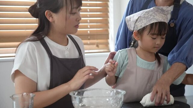 団子を手作りする家族