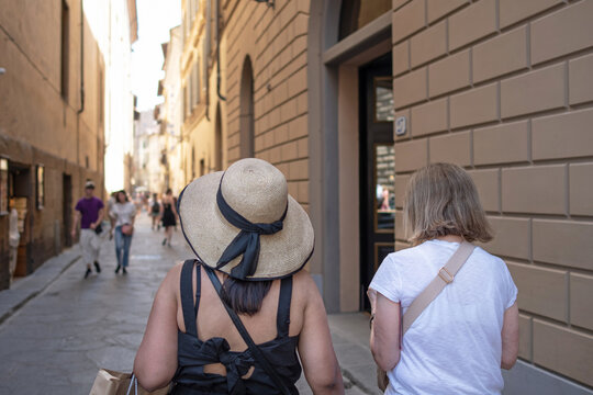 Fototapeta Tourists shopping on the streets of Florence, Tuscany